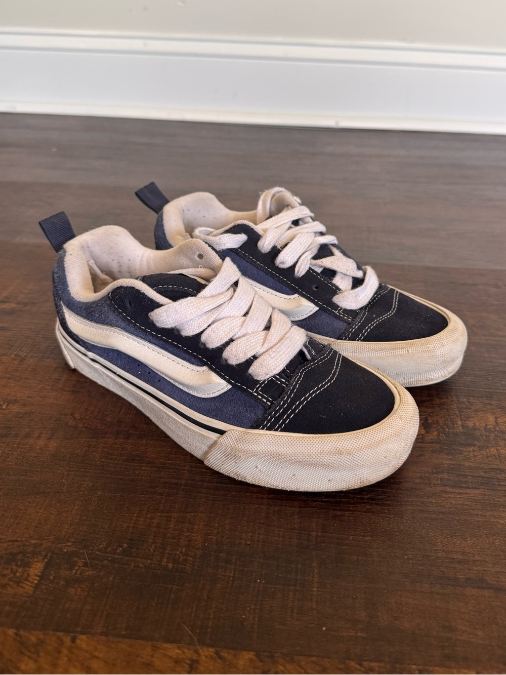 Vans knu skool skate shoes-  Navy and White Low-Top chunky Skate Sneakers
